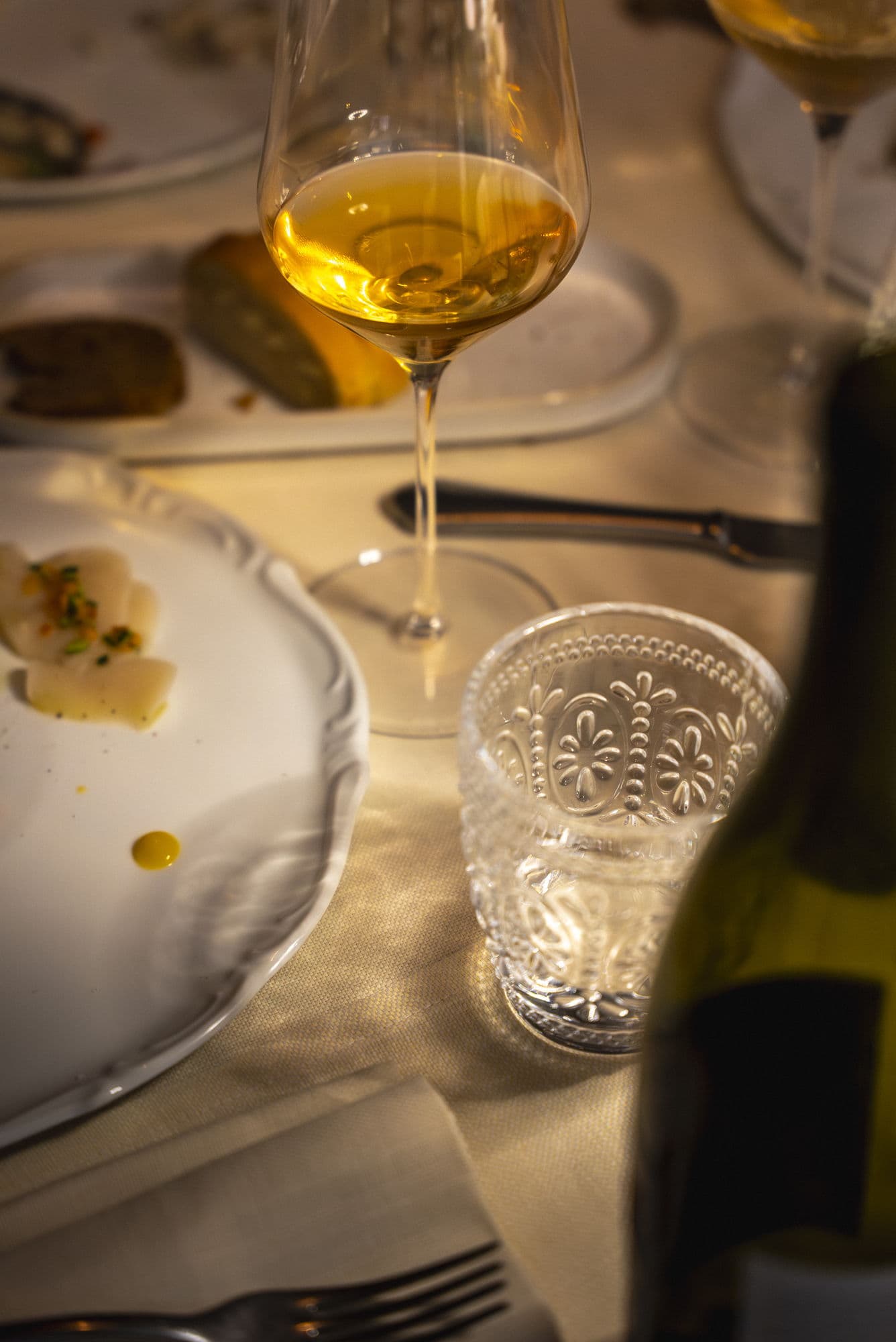 Glazen en flessen in de kelder van Trattoria Le Nuvole